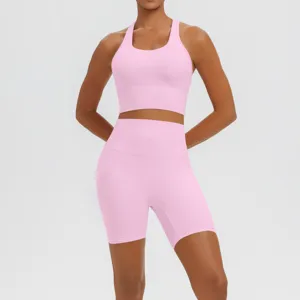 Ensemble de yoga rose sans couture avec soutien-gorge de sport et short taille haute.