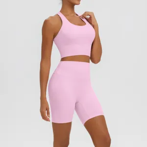 Ensemble soutien-gorge de sport rose et short de yoga taille haute pour femmes fitness.