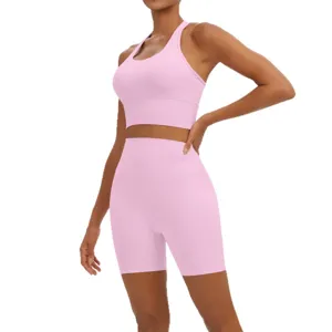 Ensemble de yoga rose pour femme, soutien-gorge de sport respirant et short taille haute.