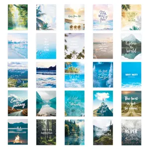 Gros plan détaillé d'autocollants carrés de voyage avec divers beaux motifs naturels.