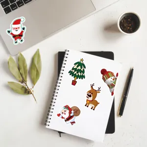 Detailaufnahme niedlicher Weihnachts-Graffiti-Aufkleber mit Weihnachtsmann und Rentier.
