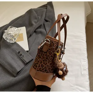 Chique panterprint emmertas voor vrouwen, retro PU lederen handtas met pluche hanger.