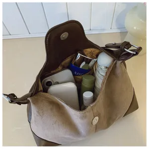 Retro brown shoulder bag for women, large capacity stylish casual tote bag for daily commuting.