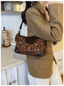 Retro leopard print shoulder underarm bag for women, stylish and versatile casual handbag.