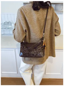 Retro leopard print shoulder underarm bag for women, trendy fashion commuter hobo bag.