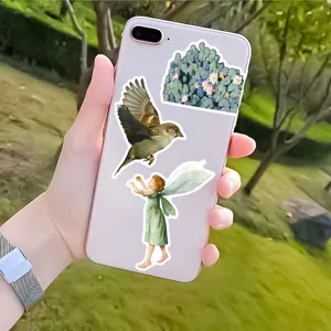 Gros plan détaillé d'autocollants esthétiques vintage décoratifs sur une coque de téléphone.