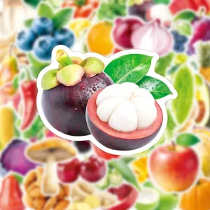 Primer plano detallado de adhesivo realista de fruta mangostán con gotas de agua y borde blanco.