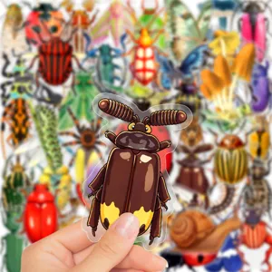 Primo piano dettagliato dell'adesivo di scarabeo cartone animato impermeabile per notebook.