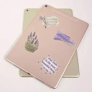 Dekorative PET-Aufkleber mit motivierenden Zitaten und botanischen Motiven auf Tablets.