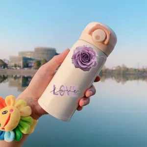 Tragbare Isolierflasche im Ins-Stil mit lila Rosenaufklebern und schönem Design.