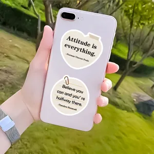 Vista detallada de pegatinas impermeables con frases motivadoras en funda de móvil
