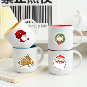 Set di tazze da caffè natalizie in ceramica con adesivi e pareti interne colorate.