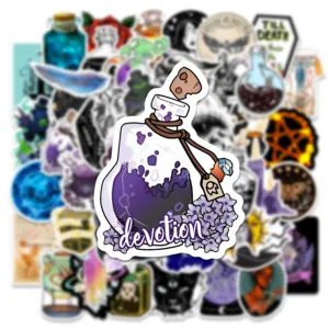 Dettaglio adesivo impermeabile con pozione magica per laptop e bottiglie.
