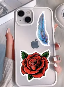 Primo piano di adesivi impermeabili decorativi con piuma e rosa applicati su custodia trasparente.