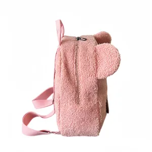 Mochila de peluche rosa con bonitas orejas de oso, material suave, vista lateral detallada.
