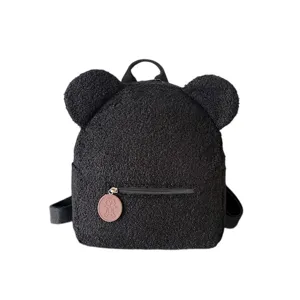 Detalle de mochila negra de peluche con orejas de oso, bolso bonito con bolsillo.