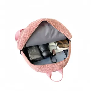 Mochila de felpa rosa detalle que muestra el interior con diseño de orejas de oso.