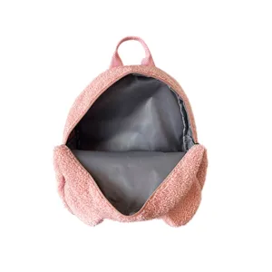 Vista detallada de la mochila de peluche rosa, mostrando forro interior gris y textura.