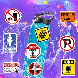 Botella de agua decorada con divertidos adhesivos de señales de advertencia y diseño graffiti.