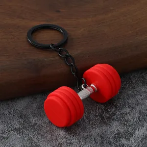Vista dettagliata del portachiavi manubrio in metallo e silicone rosso, ciondolo borsa sport fitness.