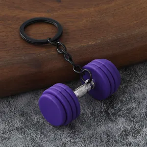 Primo piano di un portachiavi a forma di manubrio viola, realizzato in metallo e silicone.