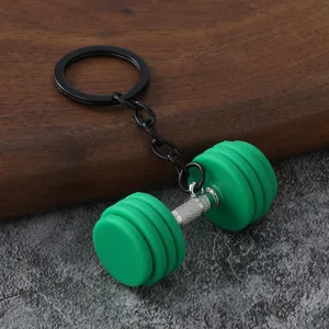 Vista di dettaglio ravvicinata di un portachiavi a bilanciere con pesi in silicone verde.