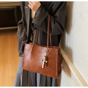 Retro brown PU leather tote bag for women, large capacity shoulder bag for daily work and commuting.