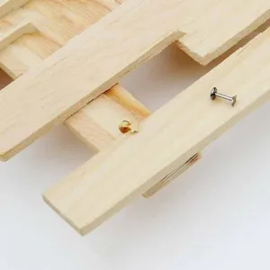 Dettaglio piercing stella in acciaio inossidabile, esposizione di gioielli per corpo minimalista.