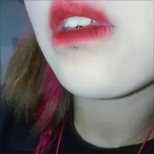 Dettaglio di piercing per labbra e lingua in acciaio inossidabile, accessorio corpo punk.