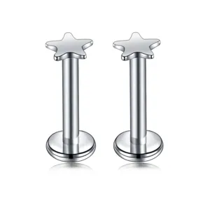 Vista di dettaglio per piercing labret stella in acciaio inox, gioiello corpo macro.
