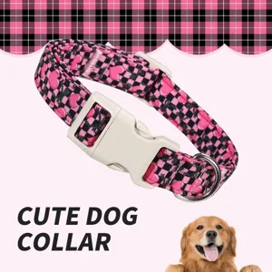 Detailansicht des rosa-schwarzen karierten Hundehalsbands mit Herzen und stabilem Klickverschluss.
