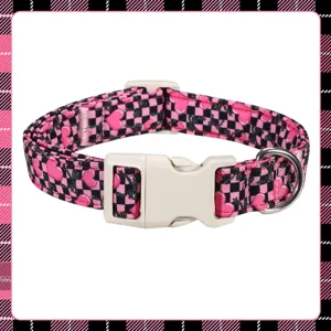 Rosa schwarzes Karomuster Haustier Halsband mit Herz und Katze, verstellbarer Schnallen-Detail.