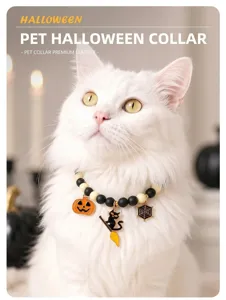 Detailansicht des Halloween Haustier Halsbands mit niedlichen Kürbis und Katzen Anhängern.
