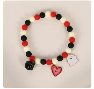 Detailaufnahme des niedlichen Halloween-Haustierhalsbands mit bunten Perlen und Geisteranhänger.