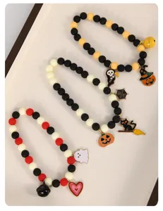 Nahaufnahme im Detail der Halloween Haustier Perlen Halskette mit Kürbis und Totenkopf.