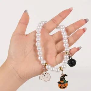 Halloween Perlenarmband mit niedlichen Geister- und Kürbisanhängern, festliches Haustier.