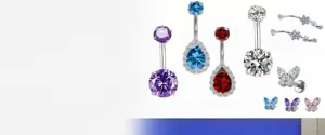 Dettaglio piercing ombelico in titanio e orecchini in zircone, gioiello per piercing sicuro.