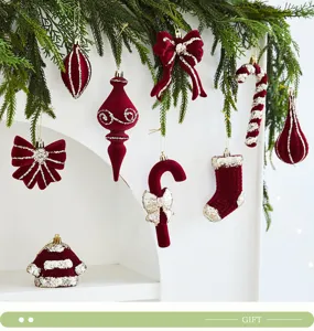 Burgunderroter Samt Weihnachtsschmuck Detailansicht, beflockte Schleife und Zuckerstange Deko.