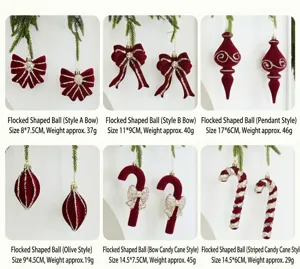 Bordeauxrote Samt Weihnachtsbaum-Hängeornamente, festliche Schleife und Stock Details.