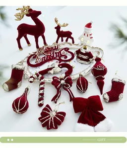 Weihnachtsdekoration Set aus bordeauxrotem Flockmaterial mit Rentier und Schleifen.