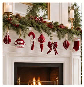 Detailansicht von roten Weihnachts-Samt-Hängeornamenten für festliche Baum- und Raumdeko.