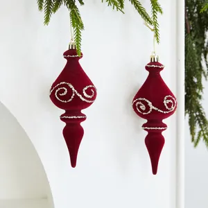 Weinroter beflockter Weihnachts-Haengeschmuck, dekorativer Zapfenfuer Christbaum und Fenster.