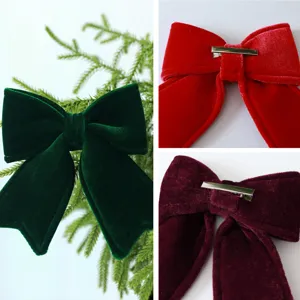 Vista dettagliata fiocco in velluto, ciondolo albero di Natale e accessorio decorativo.