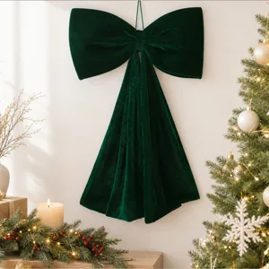 Vue détaillée du grand nœud en velours vert foncé accroché au mur pour décor de Noël.