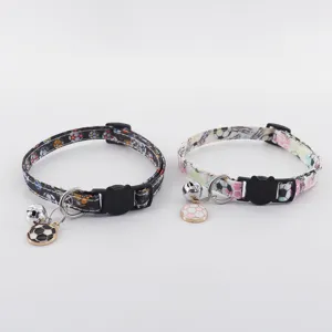 Detailliertes Fußball Haustierhalsband mit sicherem Katzendesign und Glockenanhänger.
