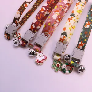 Collier de noël pour animal de compagnie, détails des cloches festives et pendentifs mignons.