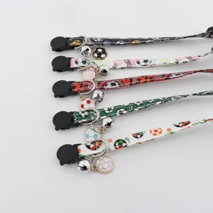 Fußball Motiv Haustierhalsband mit Glocke und Sicherheitsverschluss für kleine Katzen.