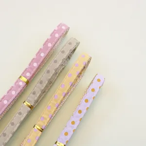 Bunte gepunktete Haustier Leine Detailansicht, weicher Stoffgurt mit Metallring.