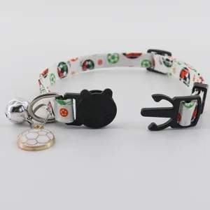 Niedliches Katzenhalsband mit Fußball-Muster, Sicherheitsverschluss und Glocke im Detail.