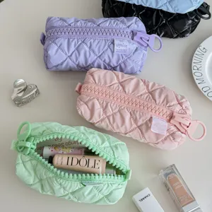 Ins simple solid color quilted cosmetic bag with oversized zipper, large capacity travel pouch.